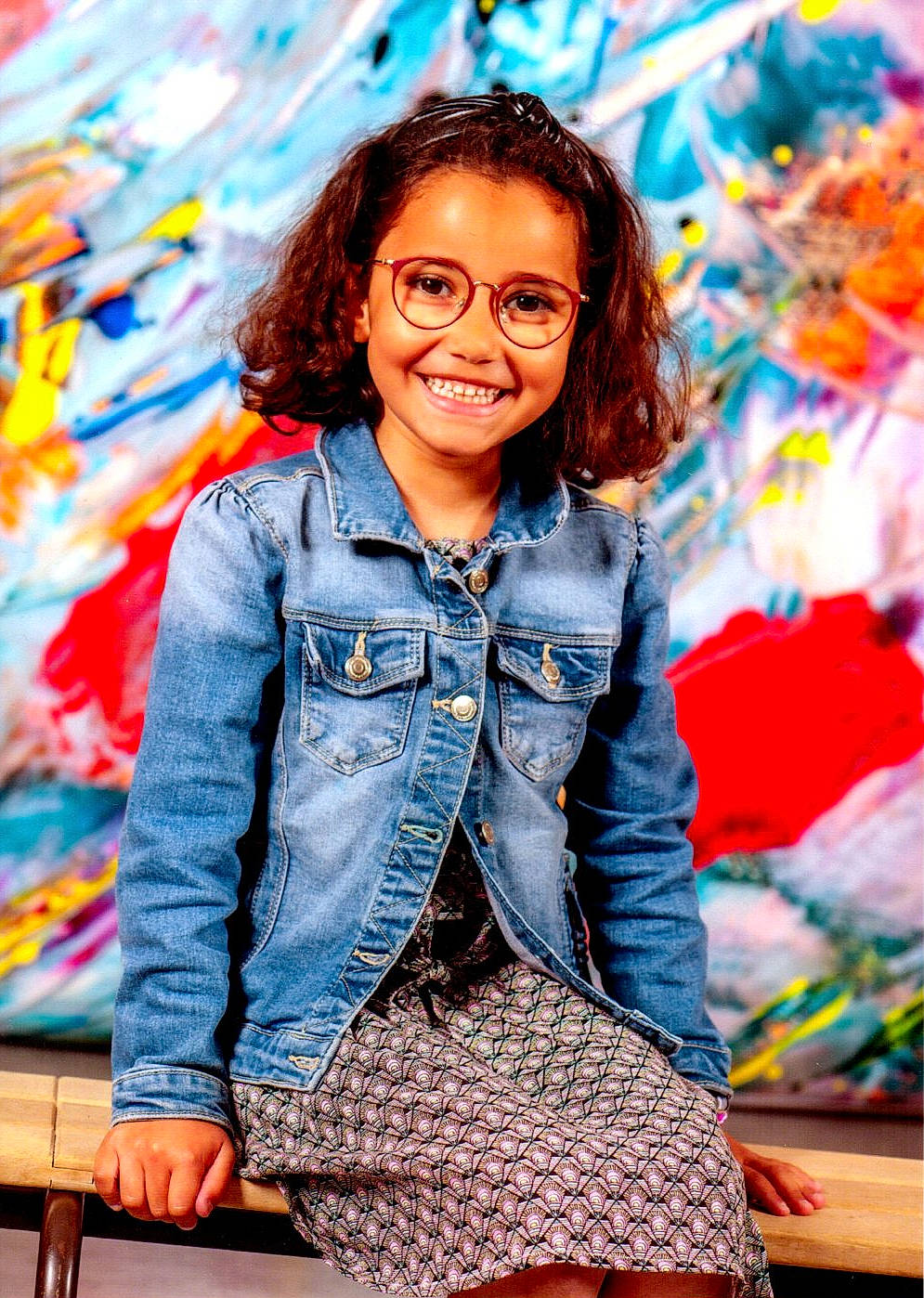 Léane participe au concours pour gagner de l'argent avec cette photo : black_hair, cool, denim, electric_blue, eye, eyewear, fashion, fashion_design, flash_photography, glasses, happy, head, jacket, joy, lip, person, sleeve, smile, street_fashion, textile