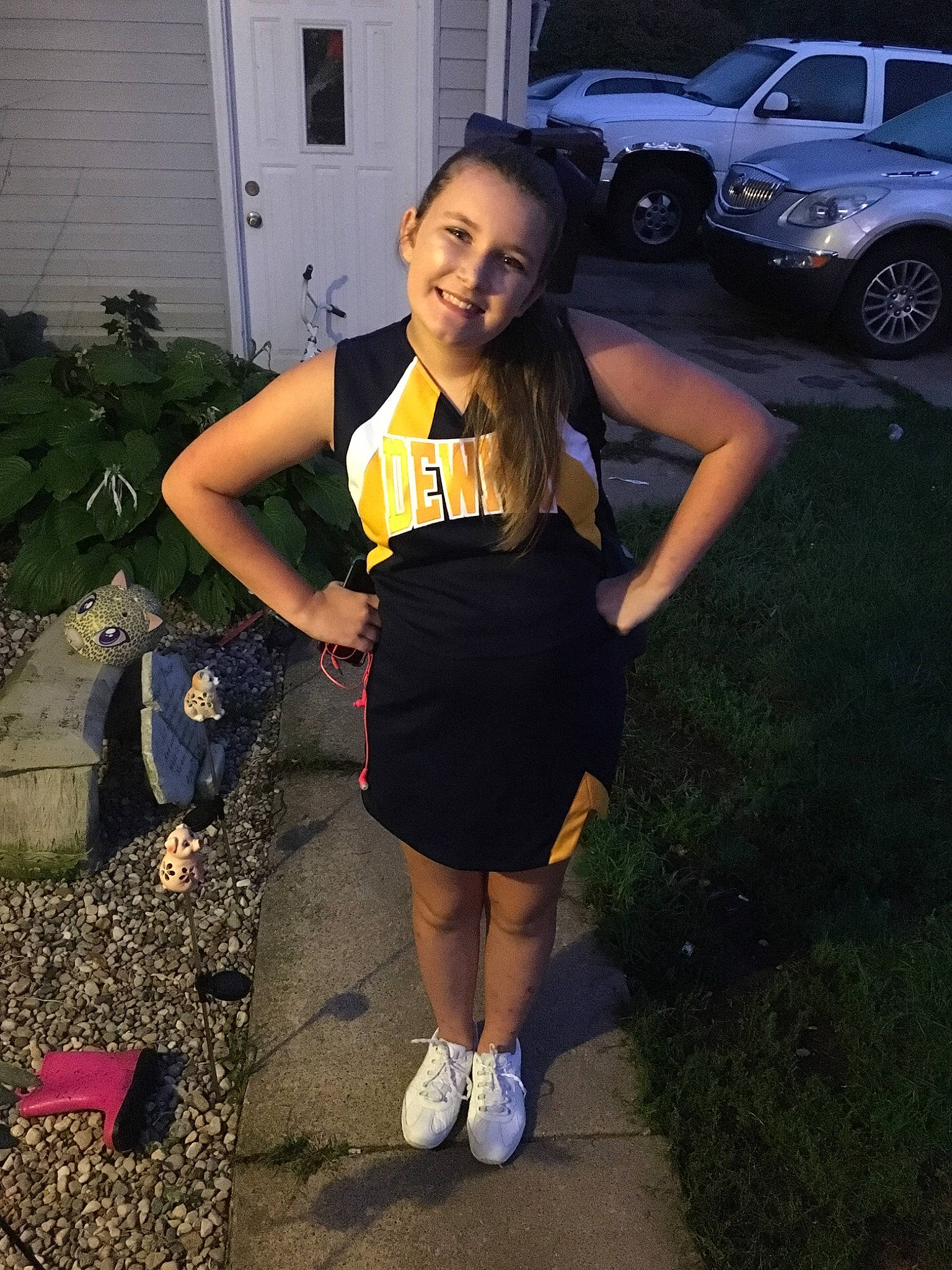 Montana is registered to the contest to win money with this photo: black_hair, car, city_car, compact_sport_utility_vehicle, family_car, human_body, human_leg, joy, lady, leg, long_hair, luxury_vehicle, mid_size_car, person, photography, snapshot, t_shirt, thigh, trunk, vehicle