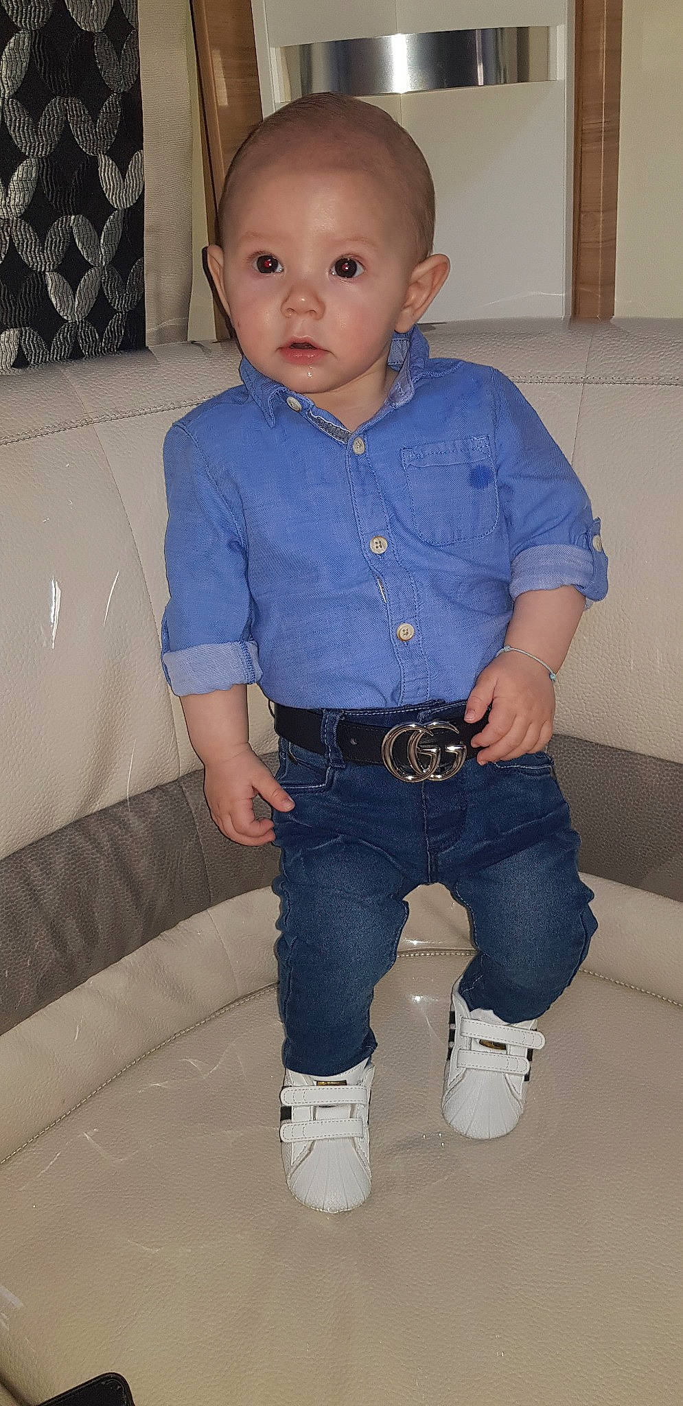 Pharel participe au concours pour gagner de l'argent avec cette photo : child, denim, jeans, leg, person, shoe, standing, textile, toddler, trousers