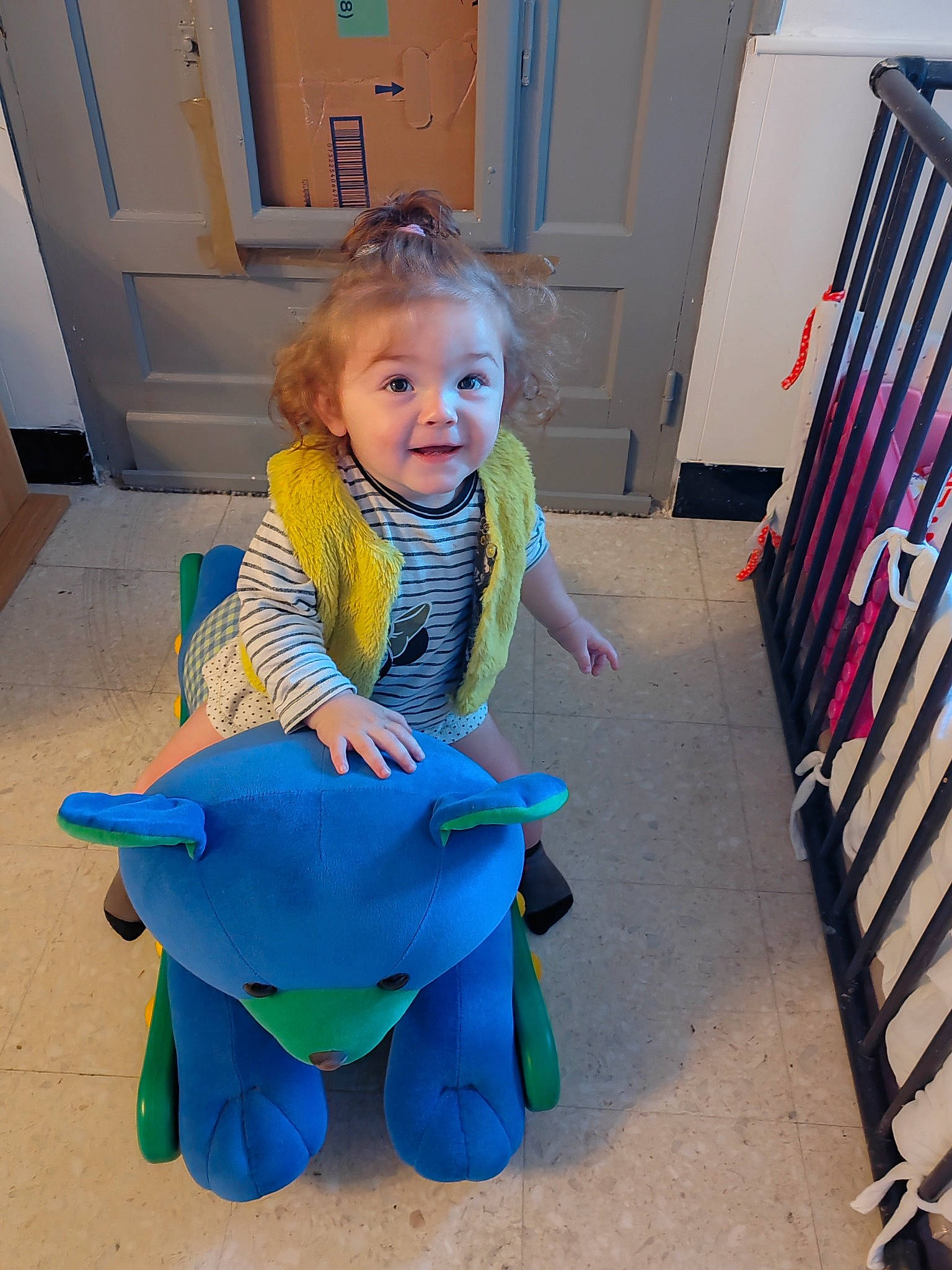 Noellia a rejoint le concours — aidez-le/la à gagner de superbes lots ! baby_toddler_clothing, blue, child, clothing, door, electric_blue, flooring, fun, happy, leisure, person, play, purple, room, sitting, sleeve, smile, standing, toddler, vacation