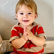Jeanne participe au concours pour gagner de l'argent avec cette photo : toddler, child, clapping, smiling, happy, indoor, cute, person, face, eyeshiny, hair, sitting, shirt, pants, hands, skin, wall, texture, bracelet, portrait