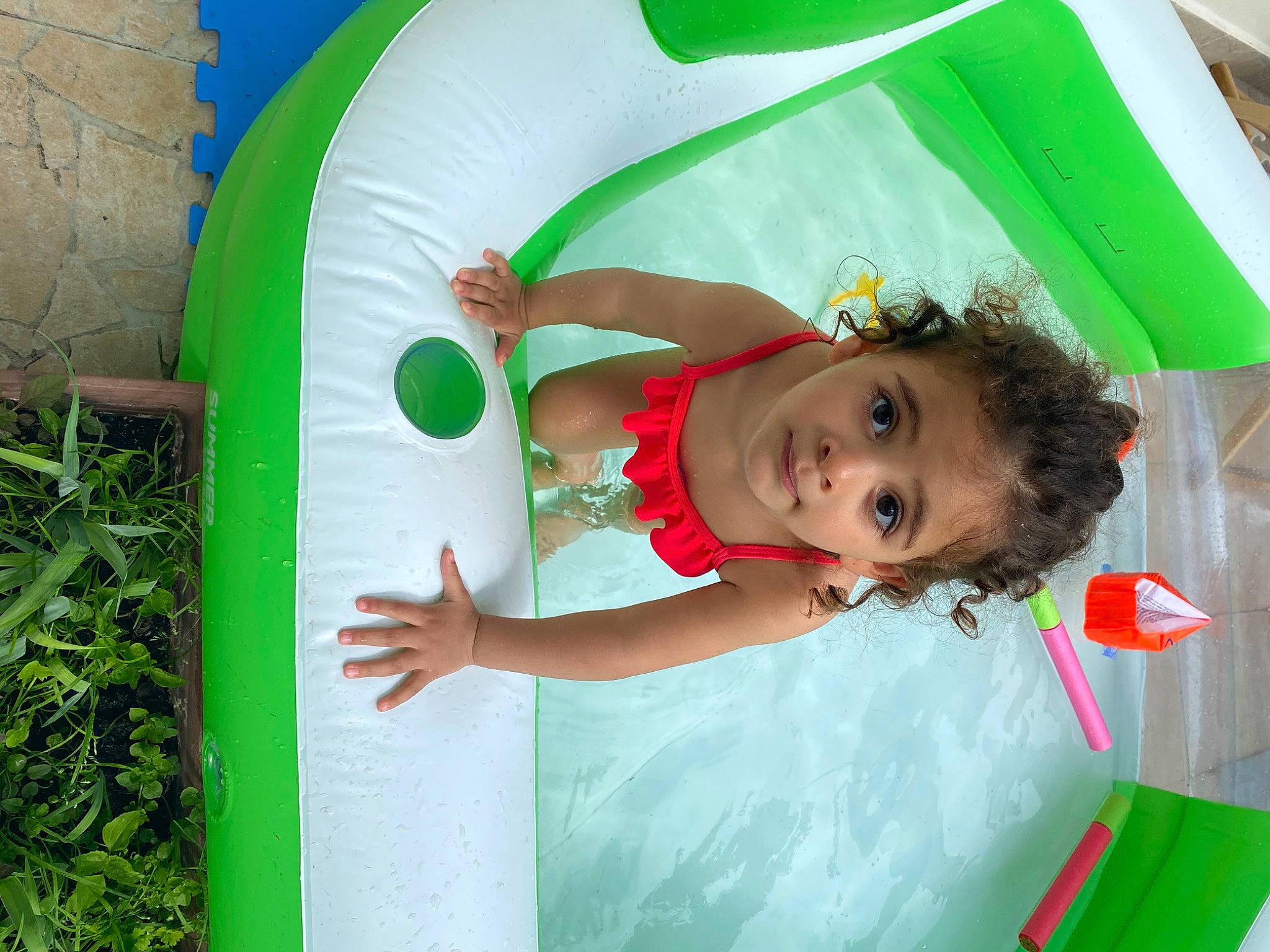 Lili a rejoint le concours — aidez-le/la à gagner de superbes lots ! child, fun, green, person, play, product, toddler