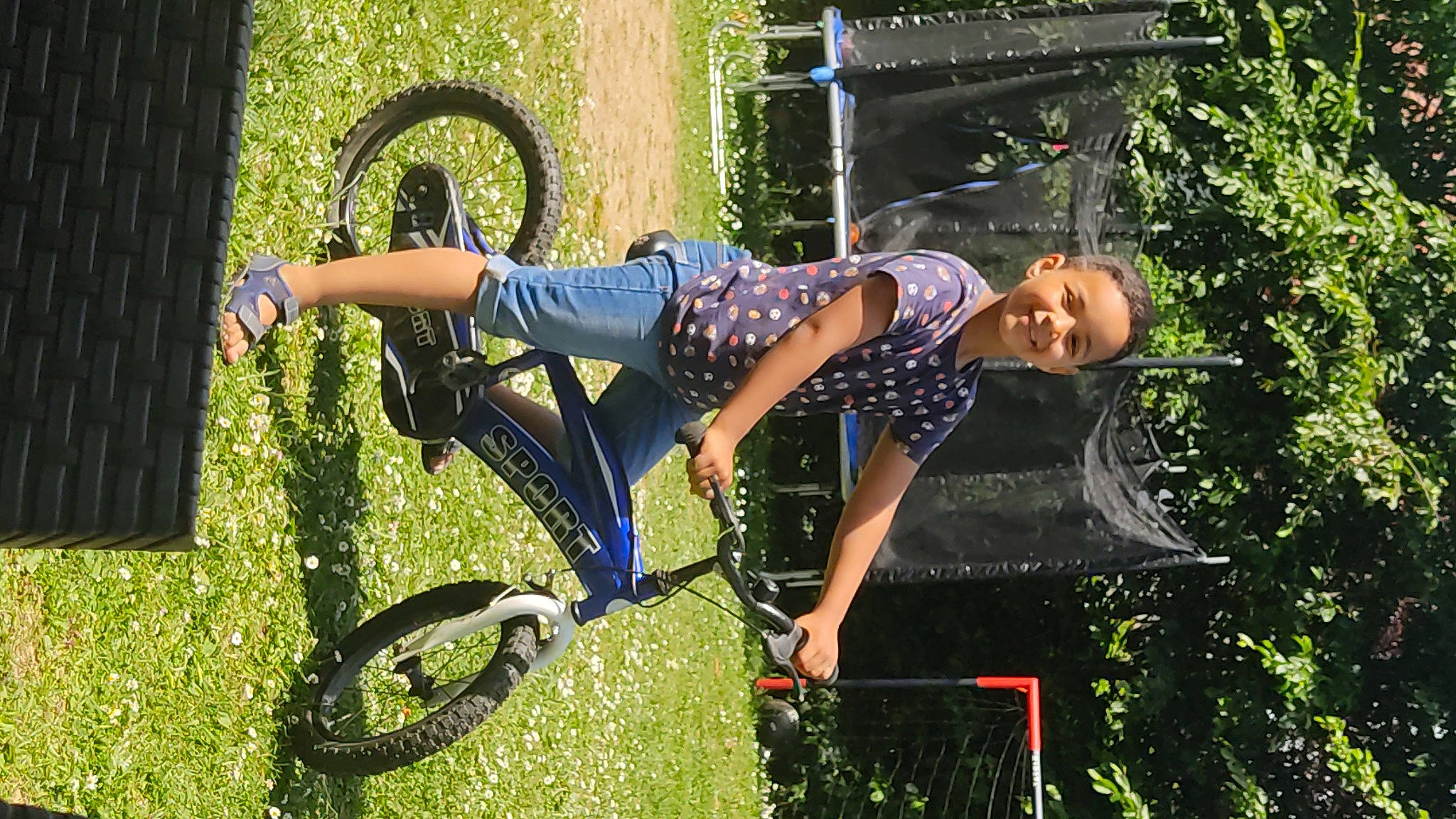 Maido a rejoint le concours — aidez-le/la à gagner de superbes lots ! automotive_tire, bicycle_accessory, bicycle_fork, bicycle_frame, bicycle_handlebar, bicycle_part, bicycle_saddle, bicycle_tire, bicycle_wheel, fun, grass, helmet, joy, leisure, people_in_nature, person, plant, shorts, tire, tree