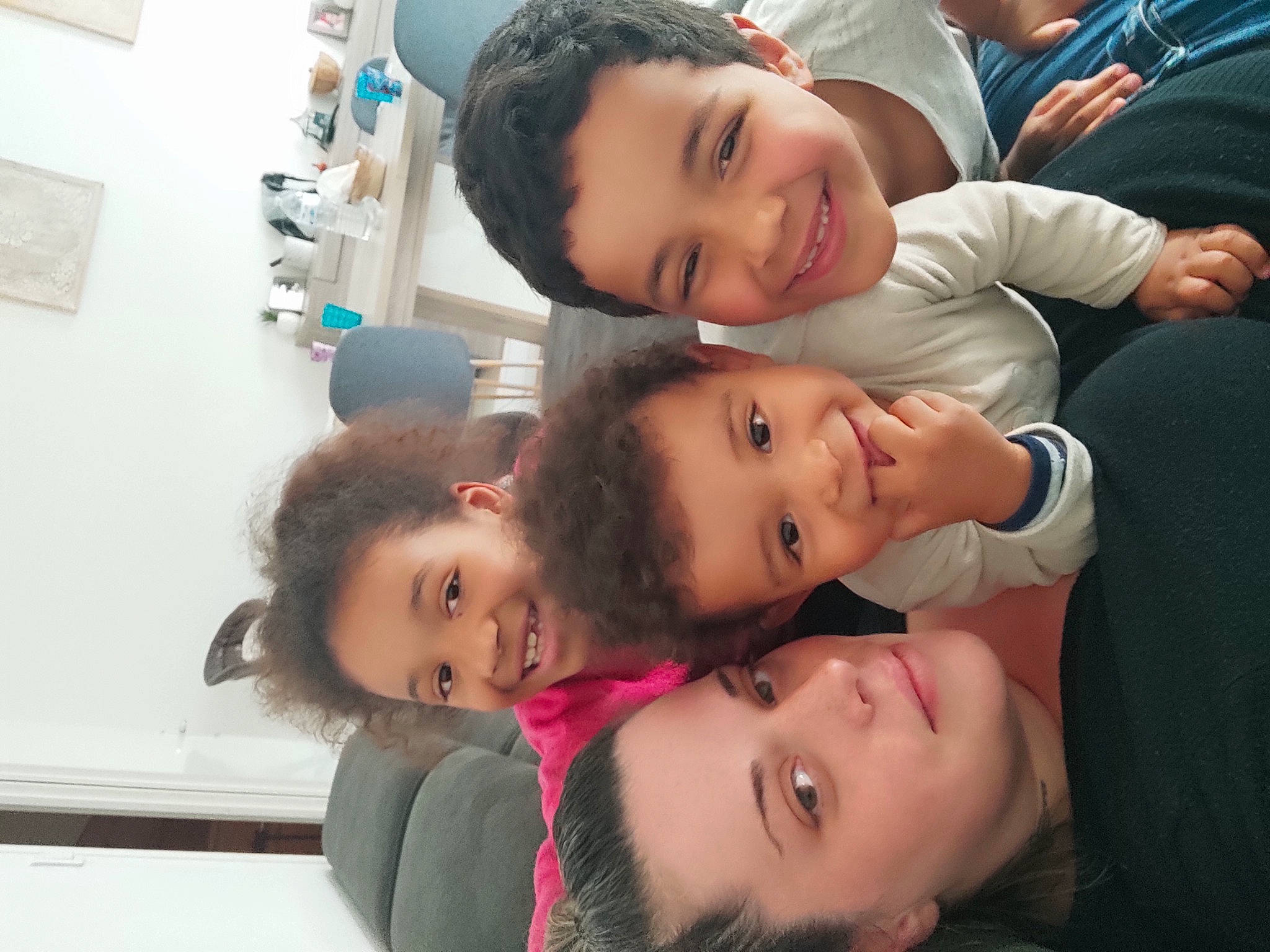 Afane participe au concours pour gagner de l'argent avec cette photo : cheek, eye, eyebrow, eyelash, face, facial_expression, fashion, gesture, hairstyle, happy, head, human, joy, mammal, mouth, neck, nose, organ, person, photograph