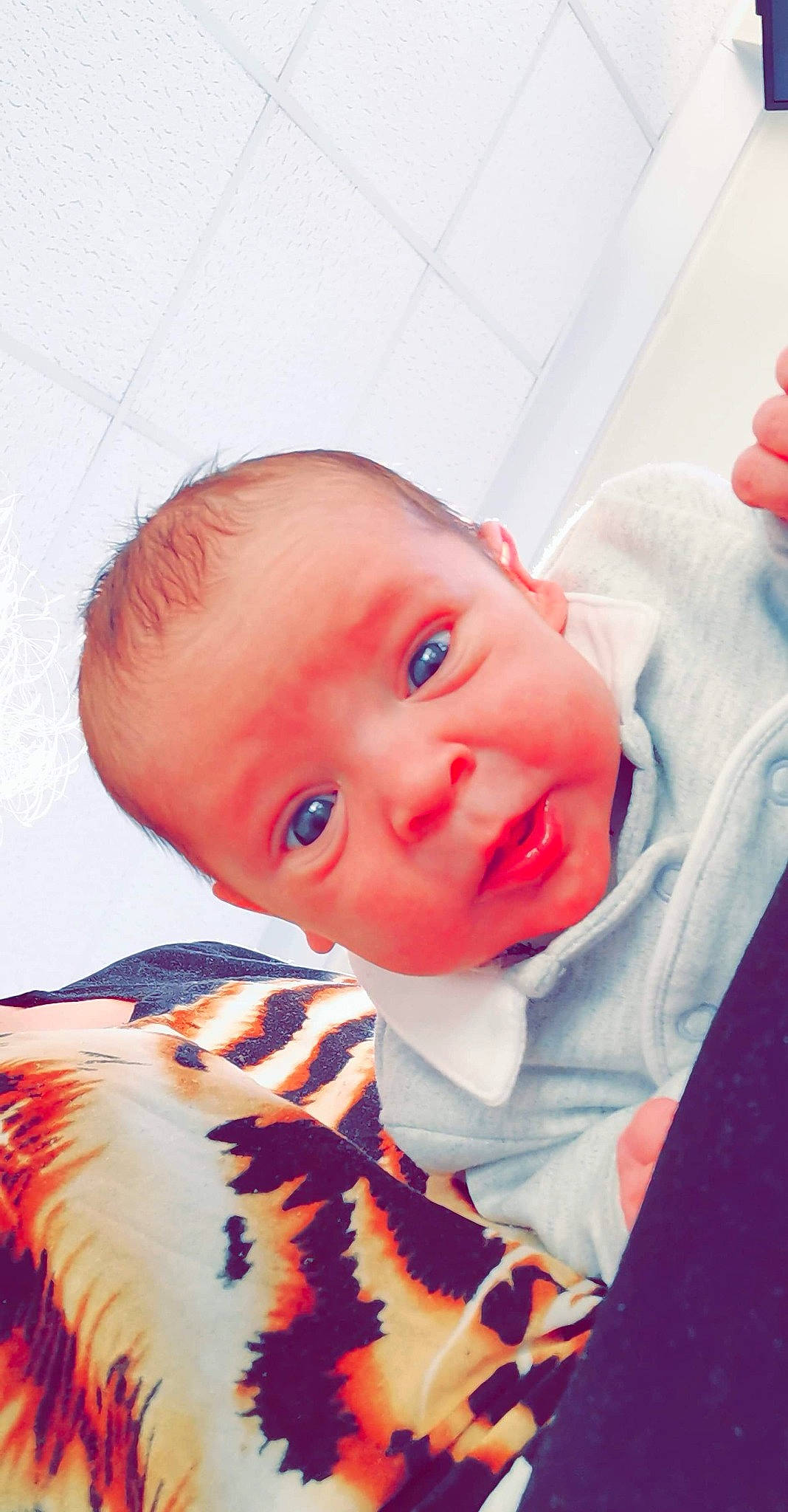 Kaëden participe au concours pour gagner de l'argent avec cette photo : baby, baby_products, baby_toddler_clothing, cheek, child, comfort, eyelash, finger, fun, happy, iris, linens, lip, mouth, nose, person, sitting, skin, sleeve, smile