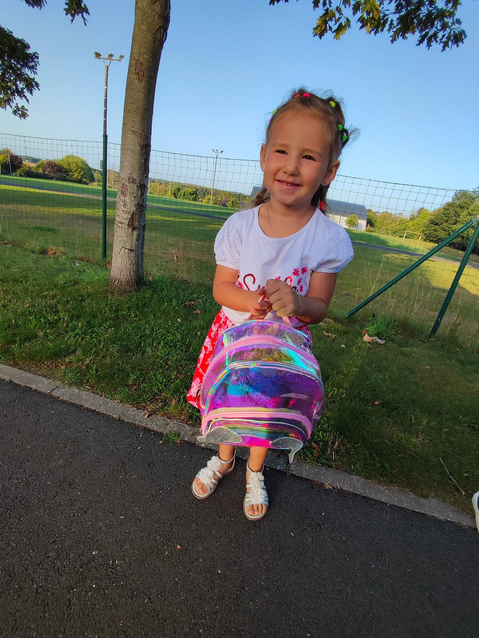 Iléana a rejoint le concours — aidez-le/la à gagner de superbes lots ! asphalt, baby_toddler_clothing, child, city, electric_blue, fun, grass, happy, joy, leaf, leisure, magenta, pattern, people_in_nature, person, plant, public_space, recreation, road_surface, sky