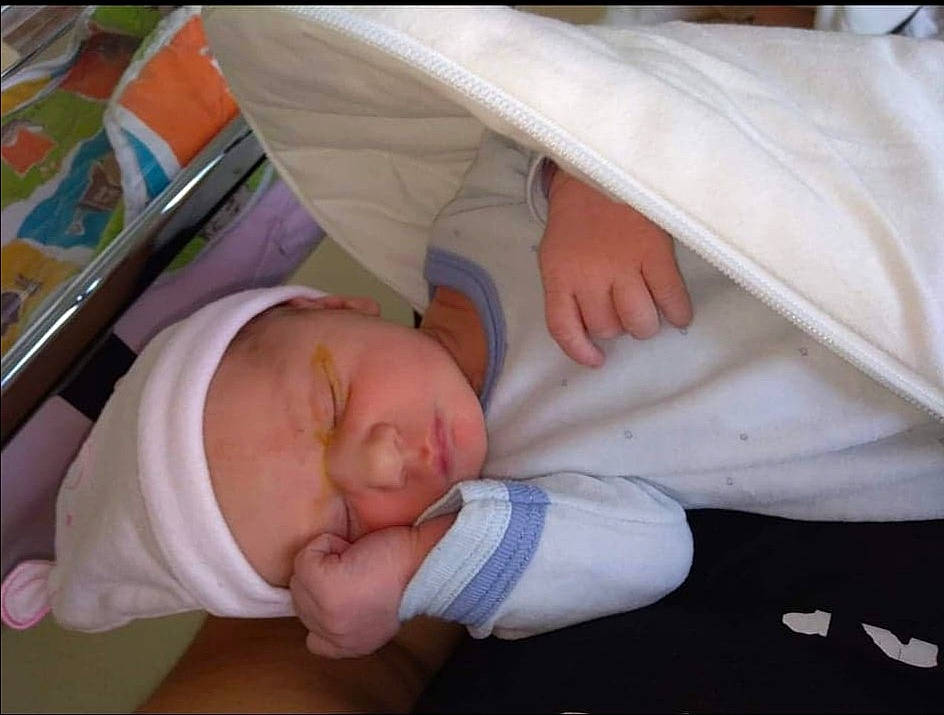 Iléana a rejoint le concours — aidez-le/la à gagner de superbes lots ! baby, bedtime, birth, child, childbirth, nap, person, sleep