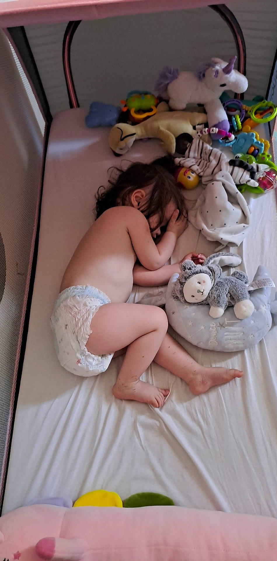 Yleana participe au concours pour gagner de l'argent avec cette photo : abdomen, bed, bedding, chest, child, comfort, fictional_character, fur, human_leg, linens, person, pink, plush, room, sitting, stuffed_toy, teddy_bear, textile, thigh, toy
