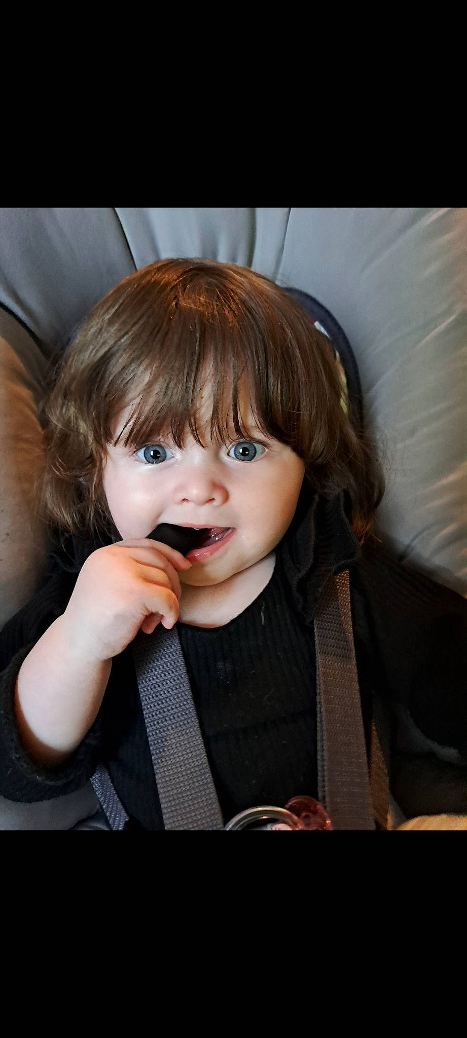 Yleana a rejoint le concours — aidez-le/la à gagner de superbes lots ! bangs, blond, cheek, eyebrow, eyelash, flash_photography, fun, gesture, hair, happy, human_body, iris, layered_hair, lip, long_hair, mouth, nose, person, sleeve, smile