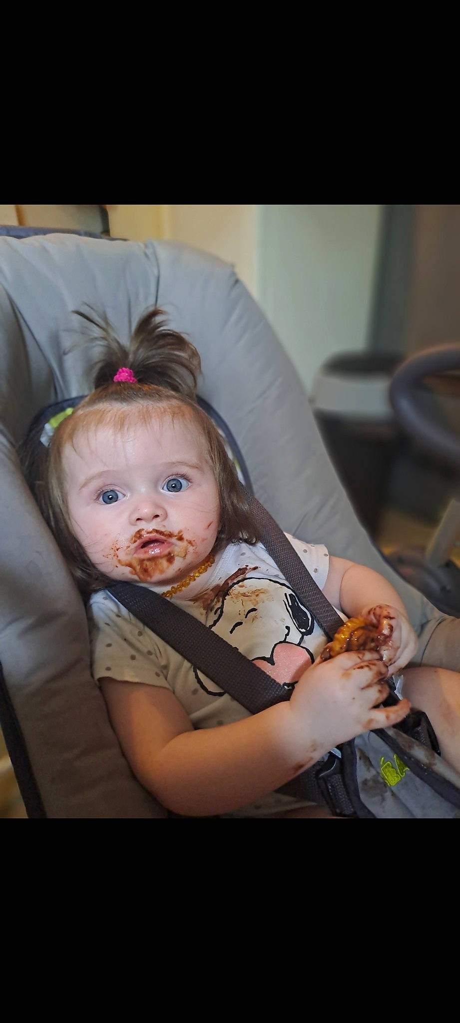 Yleana a rejoint le concours — aidez-le/la à gagner de superbes lots ! baby, baby_toddler_clothing, blond, cheek, child, comfort, couch, dress, event, flash_photography, fun, hand, happy, head, human_body, iris, person, room, sitting, skin