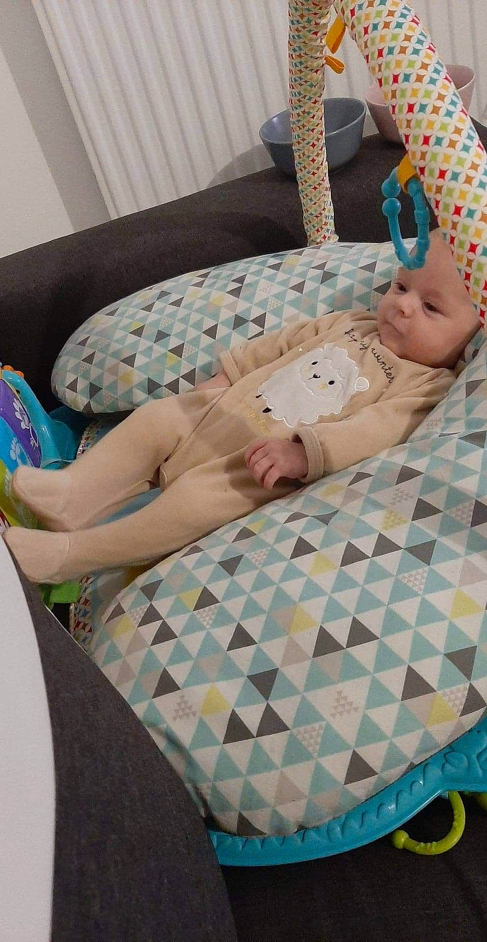 Anthonin participe au concours pour gagner de l'argent avec cette photo : aqua, baby, baby_products, baby_toddler_clothing, craft, creative_arts, headwear, linens, living_room, patchwork, pattern, person, quilt, teal, textile, throw_pillow, turquoise