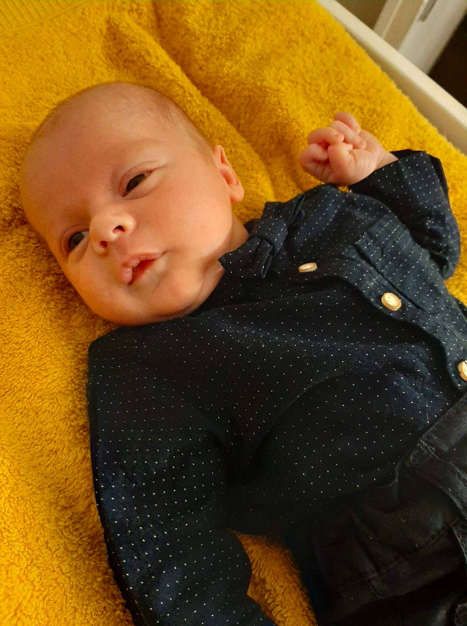 Anthonin a rejoint le concours — aidez-le/la à gagner de superbes lots ! baby, baby_toddler_clothing, button, cheek, child, comfort, facial_expression, human, nose, person, yellow