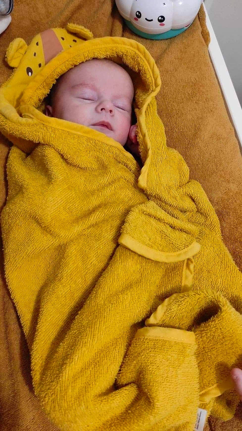 Anthonin participe au concours pour gagner de l'argent avec cette photo : baby, baby_products, baby_safety, baby_sleeping, baby_toddler_clothing, bedtime, blanket, cheek, child, comfort, facial_expression, home_accessories, linens, person, skin, sleep, textile, throw_pillow, toddler, yellow