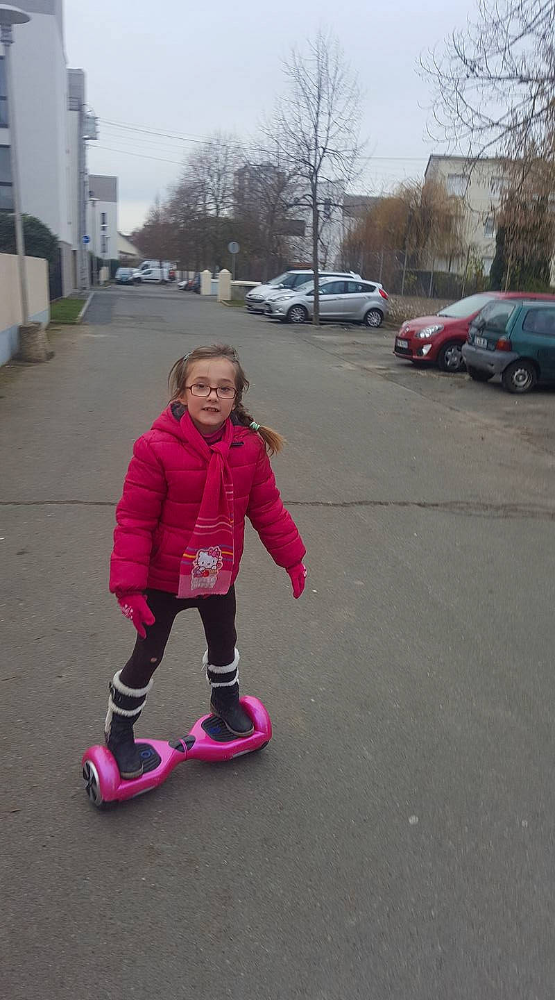 Liridona participe au concours pour gagner de l'argent avec cette photo : asphalt, child, day, footwear, fun, infrastructure, person, play, public_space, race, recreation, red, road, roller_skating, shoe, sports_equipment, standing, street, vacation, vehicle