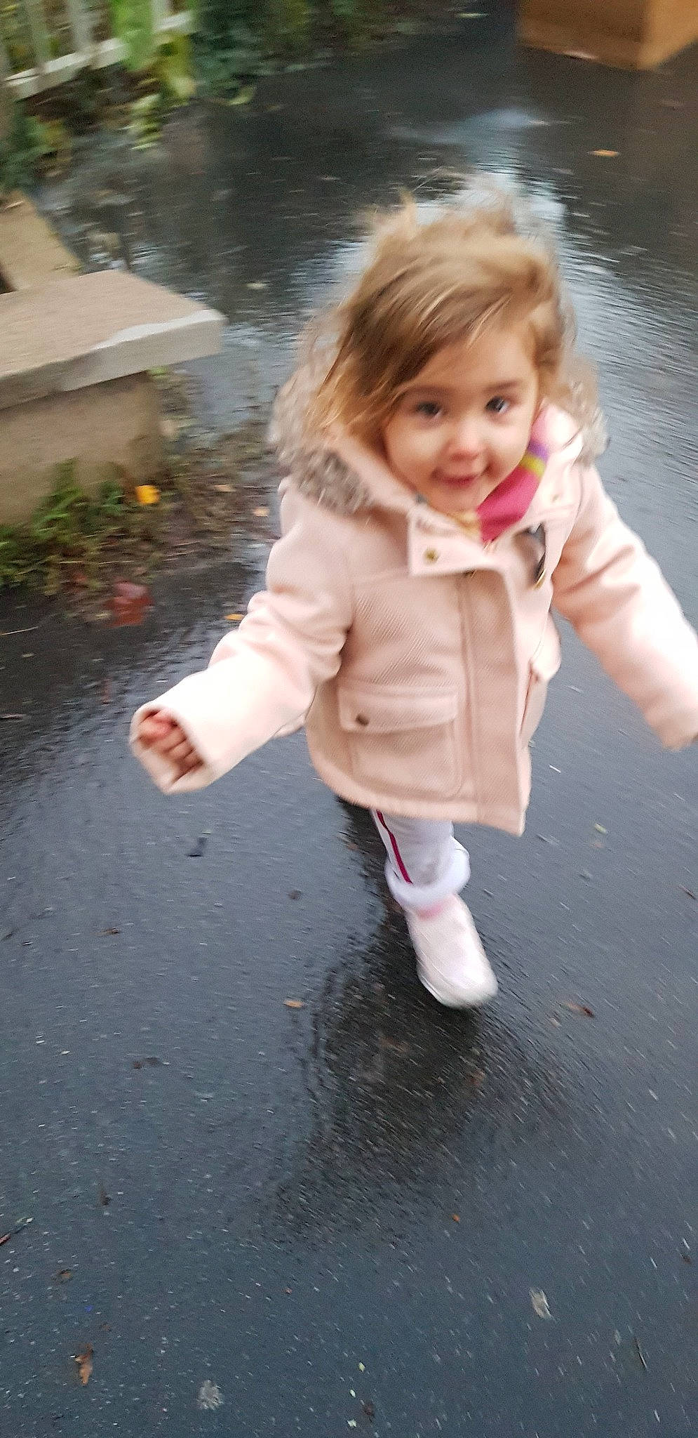 Fidji a rejoint le concours — aidez-le/la à gagner de superbes lots ! child, day, fun, girl, hand, human_hair_color, leg, person, photograph, pink, play, sitting, skin, smile, toddler, vacation, water