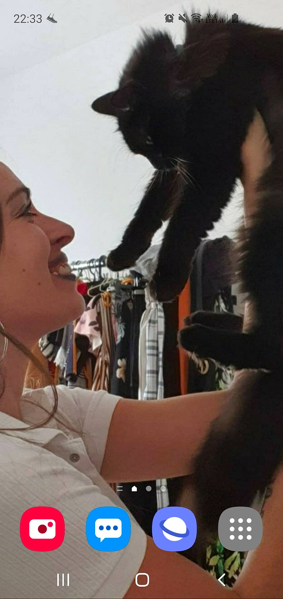 Ayaka participe au concours pour gagner de l'argent avec cette photo : black_hair, cat, ear, felidae, gesture, photography, small_to_medium_sized_cats