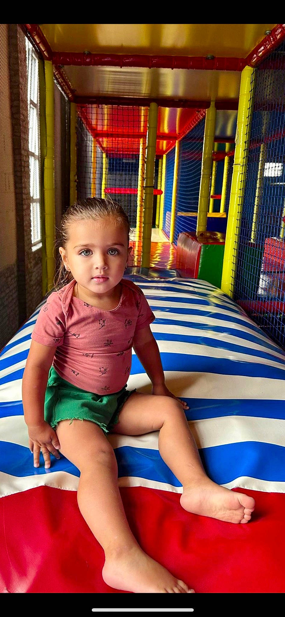 Hafsa a rejoint le concours — aidez-le/la à gagner de superbes lots ! baby_toddler_clothing, blue, child, fun, human_leg, knee, lap, leg, leisure, mouth, person, photograph, playground, public_space, recreation, red, shorts, snapshot, thigh, toddler