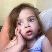 Leandro a rejoint le concours — aidez-le/la à gagner de superbes lots ! toddler, child, blue_eyes, face, hand, skin, hair, expression, portrait, close_up, person, young_child, curly_hair, casual_clothing, indoor, soft_light, resting, thoughtful, cute, natural