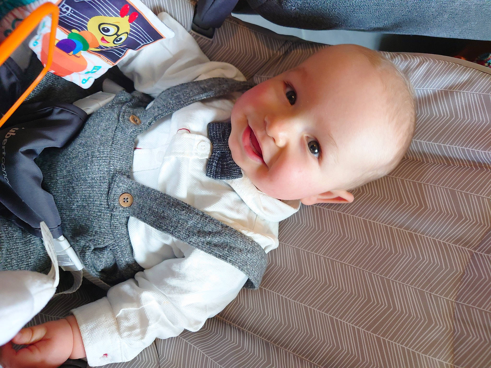 Tristan participe au concours pour gagner de l'argent avec cette photo : baby, baby_carriage, baby_products, baby_toddler_clothing, car_seat, carmine, cheek, child, comfort, hand, joy, pattern, person, sitting, sleeve, smile, toddler, wood