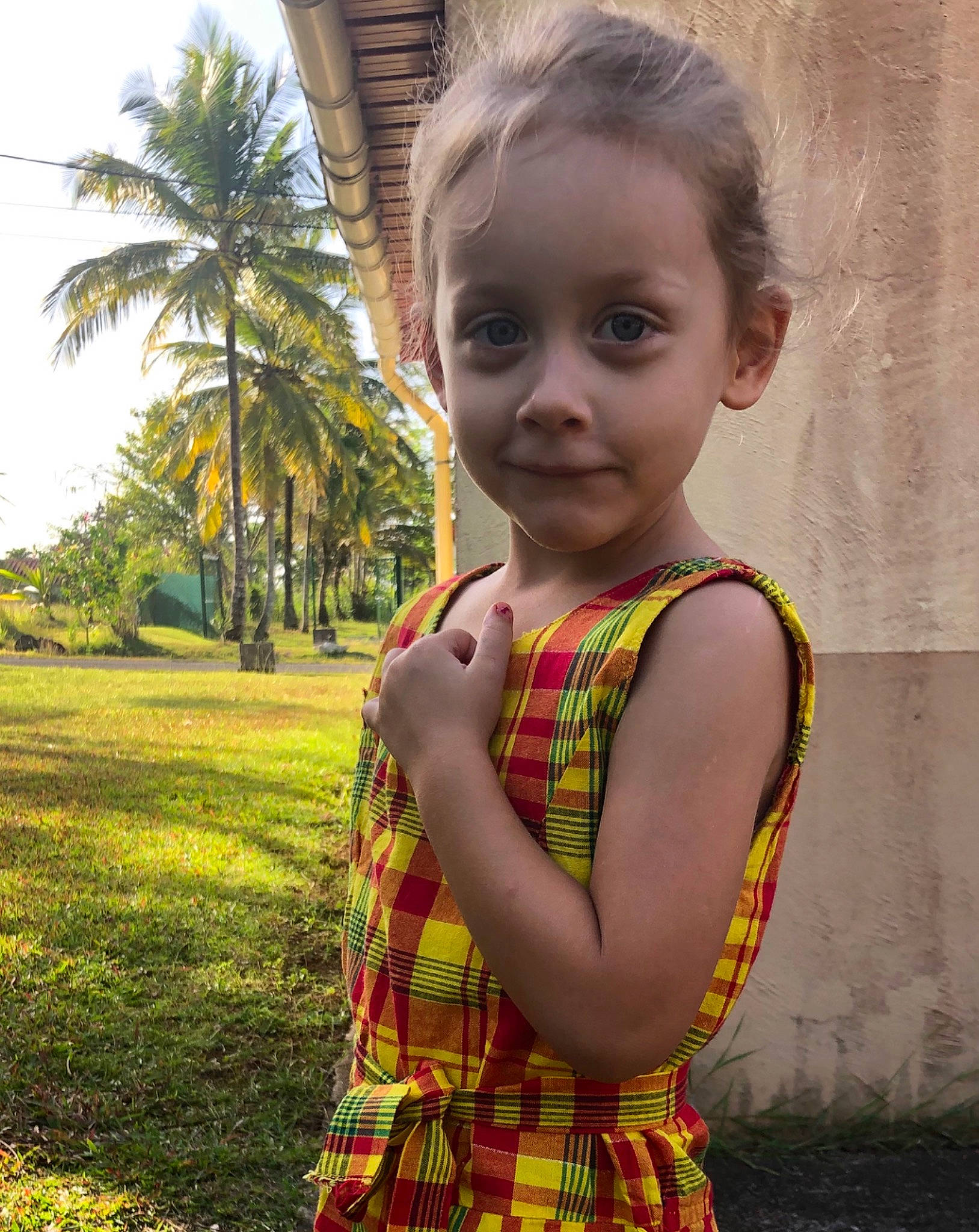 Cassandra participe au concours pour gagner de l'argent avec cette photo : adaptation, child, child_model, dress, face, happy, pattern, person, plant, smile, toddler, tree, yellow