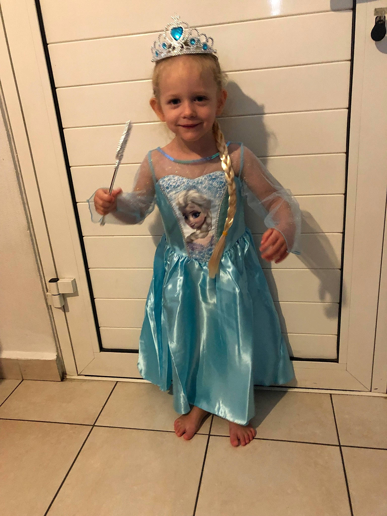Mila participe au concours pour gagner de l'argent avec cette photo : child, costume, dress, joy, person, room, toddler