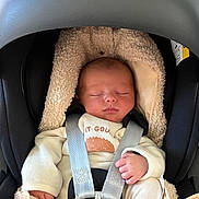 Marceau a rejoint le concours — aidez-le/la à gagner de superbes lots ! baby, newborn, car_seat, blanket, sleeping, infant, child, straps, clothing, cute, cozy, soft, peaceful, indoors, seat, toddler, head_support, portrait, resting, babywear