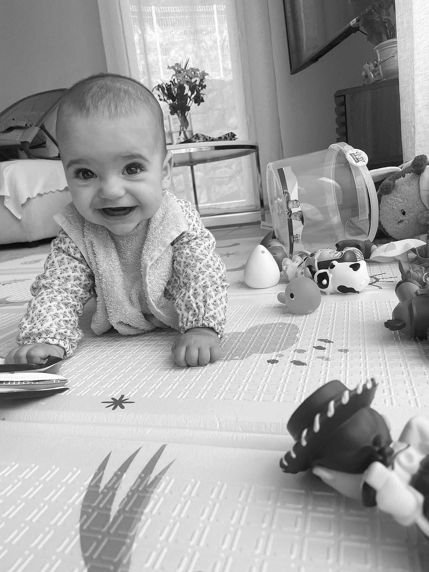 Louise a rejoint le concours — aidez-le/la à gagner de superbes lots ! baby, child, smiling, crawling, toys, play_mat, indoor, table, flowers, blanket, chair, person, happy, cute, floor, room, window, light, portrait, toddler
