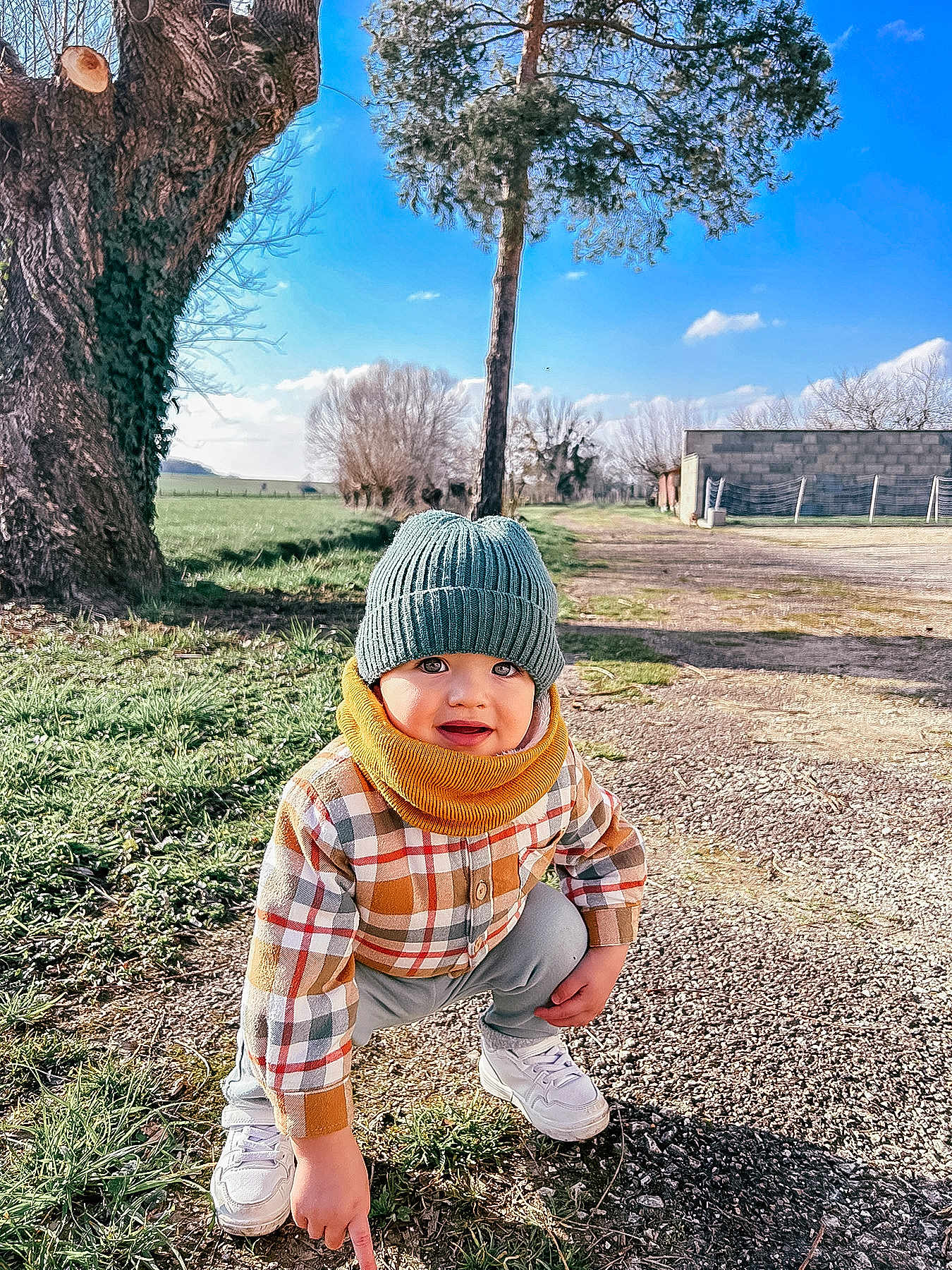 Nate a rejoint le concours — aidez-le/la à gagner de superbes lots ! beanie, boy, cap, child, clothing, crawling, face, happy, hat, head, male, pants, person, photography, plant, portrait, sitting, smile, soil, tree