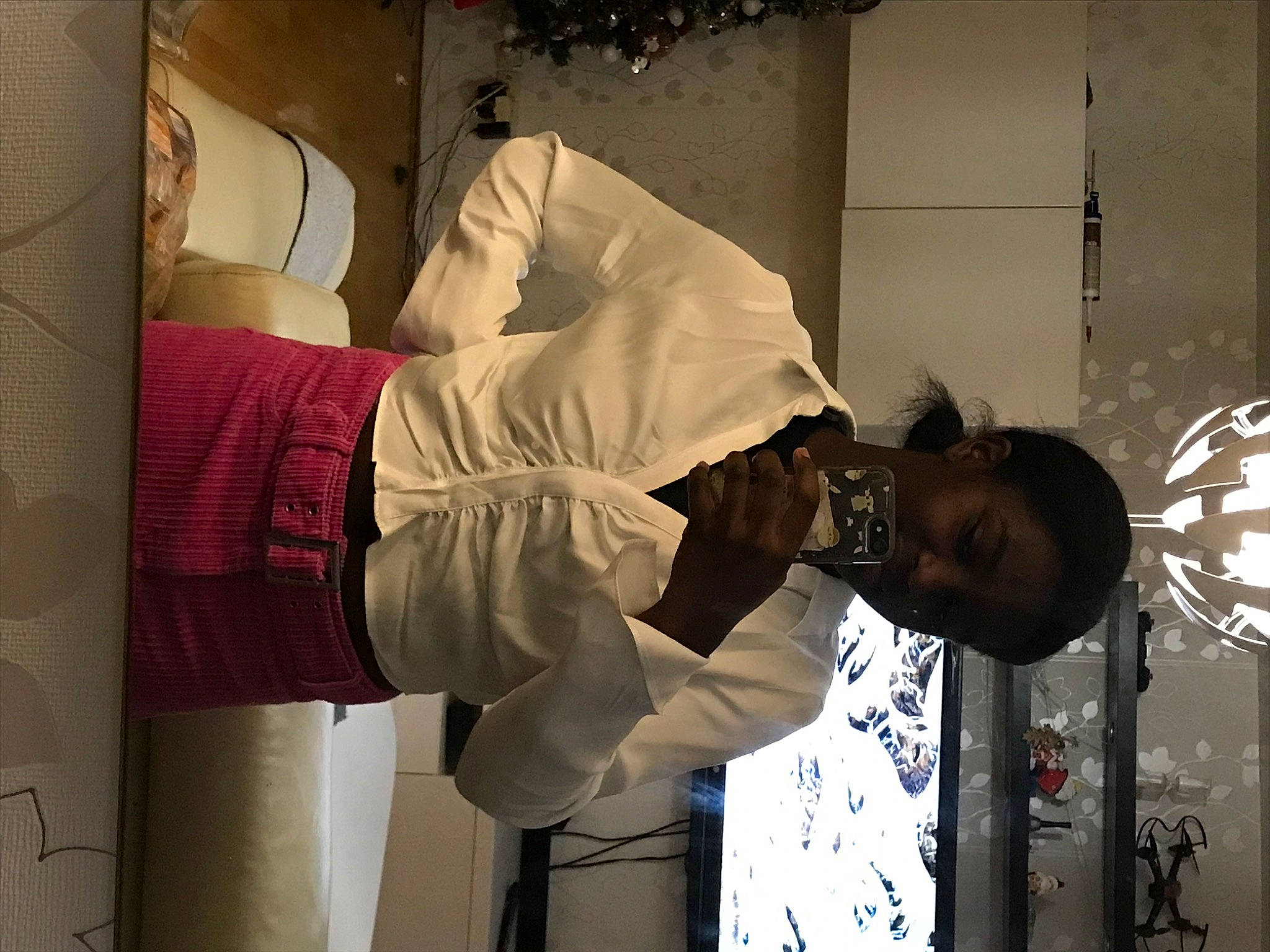 Anaïs participe au concours pour gagner de l'argent avec cette photo : dress_shirt, elbow, eyewear, fashion_design, gesture, human_leg, person, room, science, sleeve, under_exposed, uniform, wrist