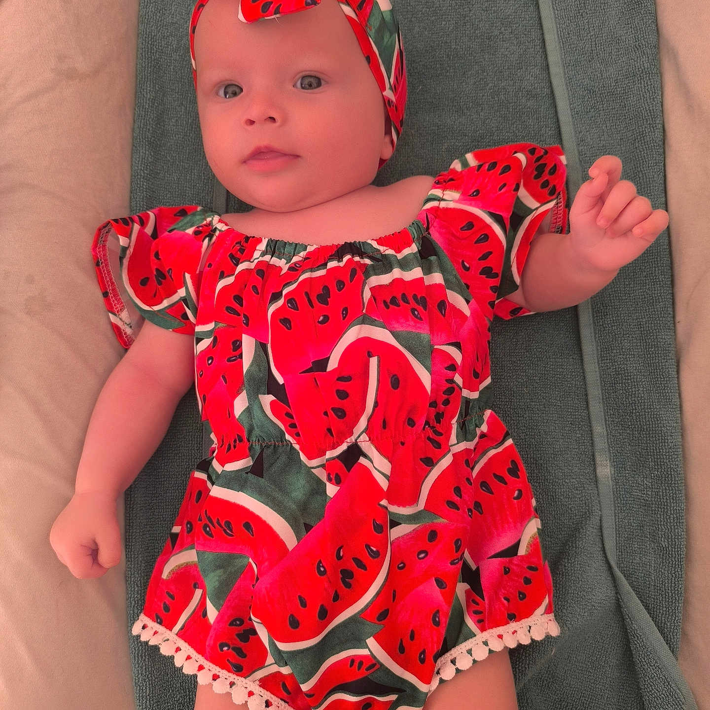 Iris participe au concours pour gagner de l'argent avec cette photo : baby, child, clothing, colorful, cute, eyes, fabric, face, hand, headband, indoor, infant, lying_down, mouth, portrait, skin, smile, towel, watermelon_pattern, young
