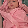 Iris a rejoint le concours — aidez-le/la à gagner de superbes lots ! baby, pink_towel, hooded_towel, infant, wrapped, blue_eyes, blanket, soft_texture, skin, cute, lying_down, bath_time, fingers, small_hands, child, indoors, towel, resting, comfort, newborn