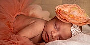 Iris a rejoint le concours — aidez-le/la à gagner de superbes lots ! baby, newborn, sleeping, flower_headband, tulle, blanket, soft_texture, peaceful, infant, cute, portrait, close_up, skin, sleep, rest, adorable, headwear, pink, fabric, cozy
