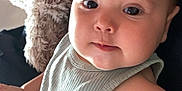 Héloïse a rejoint le concours — aidez-le/la à gagner de superbes lots ! baby, child, face, eyes, tank_top, red_shorts, plush_toy, furniture, indoor, skin, arm, cute, infant, portrait, close_up, candid, expression, soft_lighting, comfort, casual_clothing