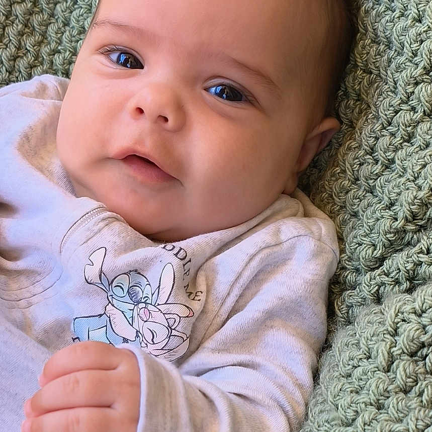 Antone a rejoint le concours — aidez-le/la à gagner de superbes lots ! baby, blanket, bodypart, bonnet, cap, clothing, face, finger, hand, hat, head, homedecor, hoodie, knitwear, newborn, person, photography, portrait, sweater, sweatshirt