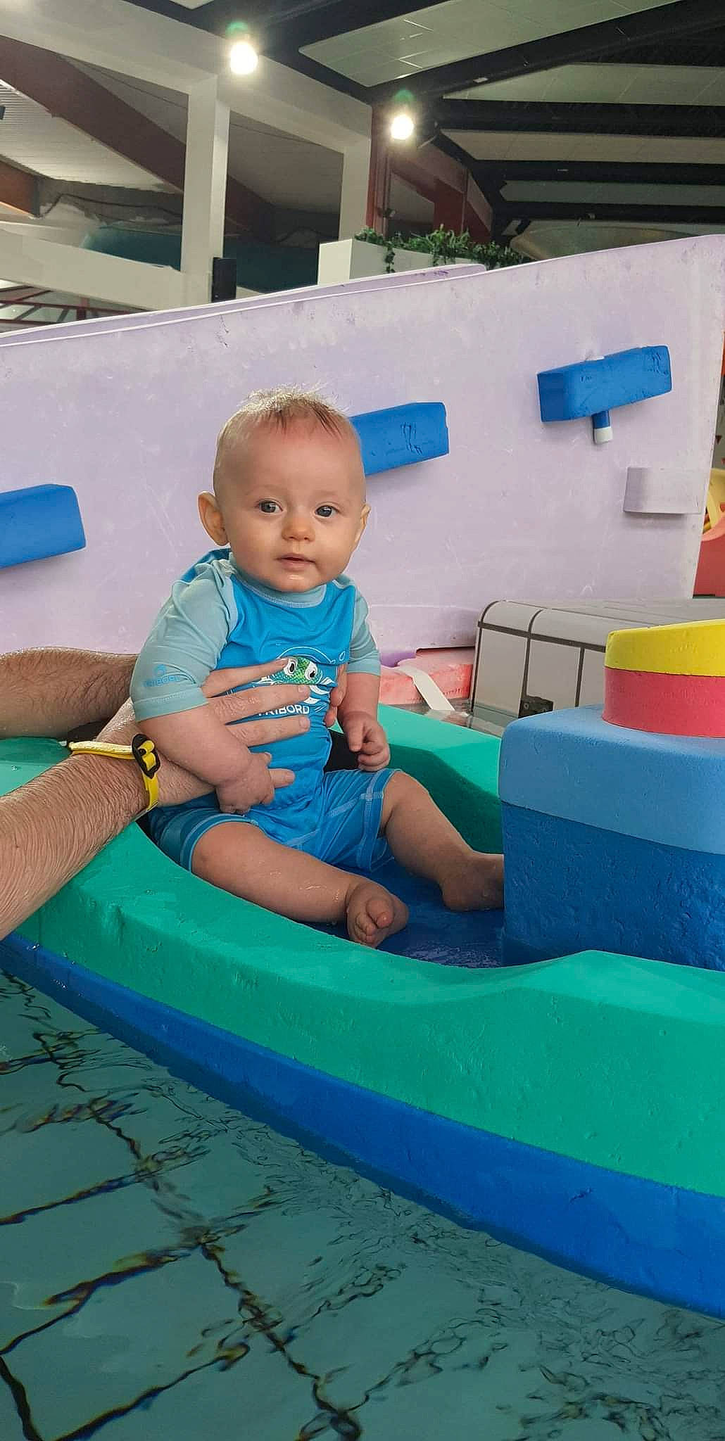 Raphaël a rejoint le concours — aidez-le/la à gagner de superbes lots ! aqua, baby, baby_toddler_clothing, chair, child, electric_blue, fun, games, human_leg, leisure, person, play, recreation, room, sitting, t_shirt, thigh, toddler, vacation, watch