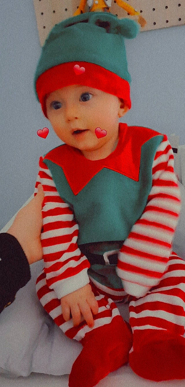 Raphaël participe au concours pour gagner de l'argent avec cette photo : baby_toddler_clothing, cap, child, costume_hat, eye, happy, hat, head, headwear, human_body, lip, outerwear, pattern, person, pink, red, skin, sleeve, t_shirt, textile