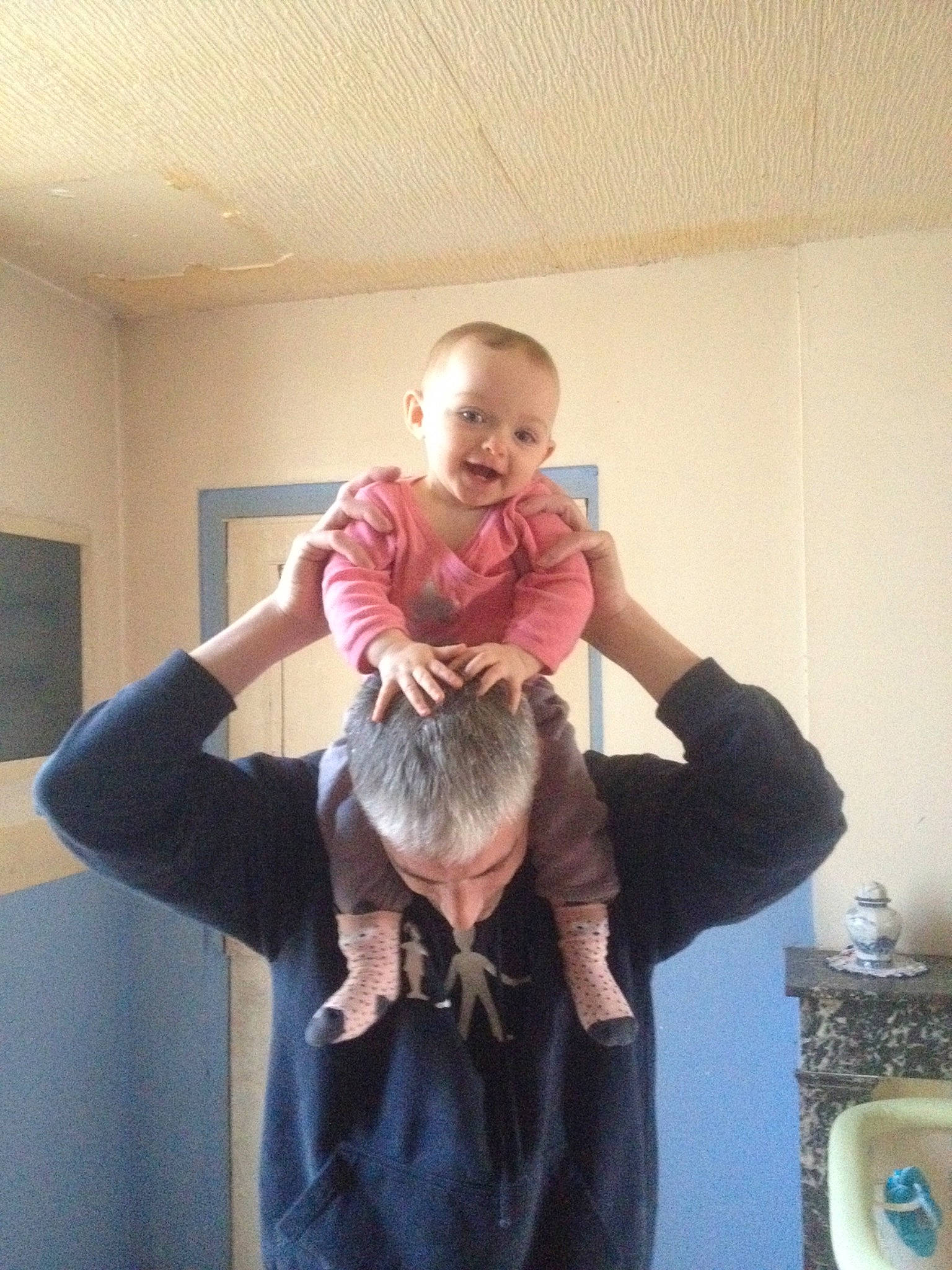 Mya a rejoint le concours — aidez-le/la à gagner de superbes lots ! arm, child, finger, hair, hair_coloring, hairstyle, hand, joint, joy, long_hair, person, shoulder, toddler