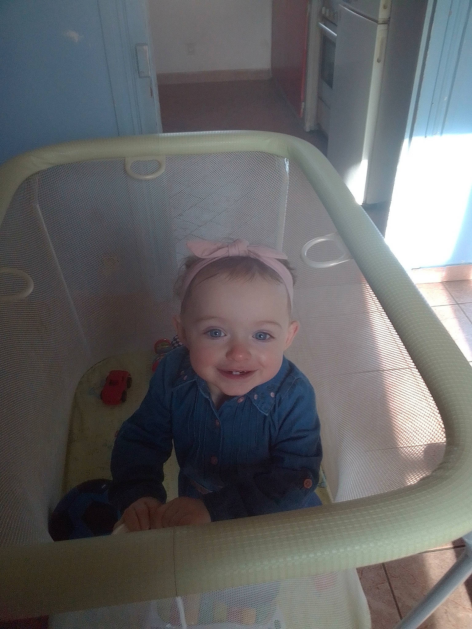 Mya a rejoint le concours — aidez-le/la à gagner de superbes lots ! baby, baby_products, baby_safety, baby_toddler_clothing, bathtub, chair, child, comfort, curtain, flooring, fun, happy, joy, person, product, room, sitting, smile, toddler, vacation