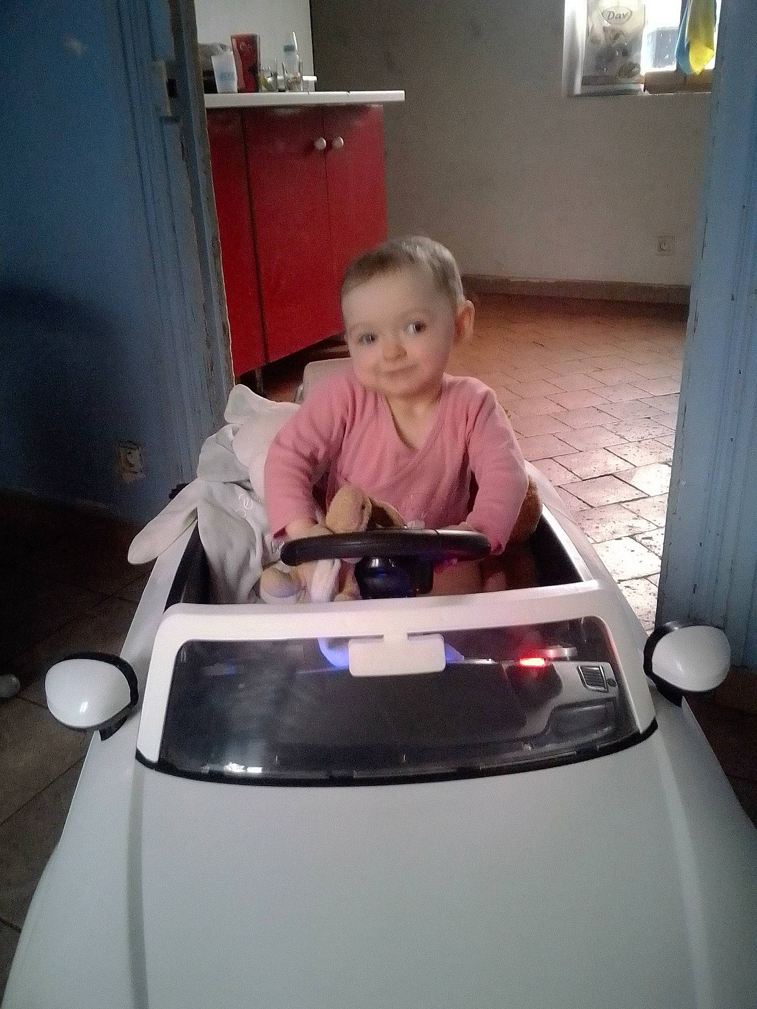 Mya participe au concours pour gagner de l'argent avec cette photo : auto_part, automotive_design, automotive_exterior, automotive_lighting, automotive_wheel_system, bumper, family_car, flooring, gadget, hood, human_body, joy, motor_vehicle, person, personal_luxury_car, shoulder, t_shirt, toddler, vehicle, vehicle_door