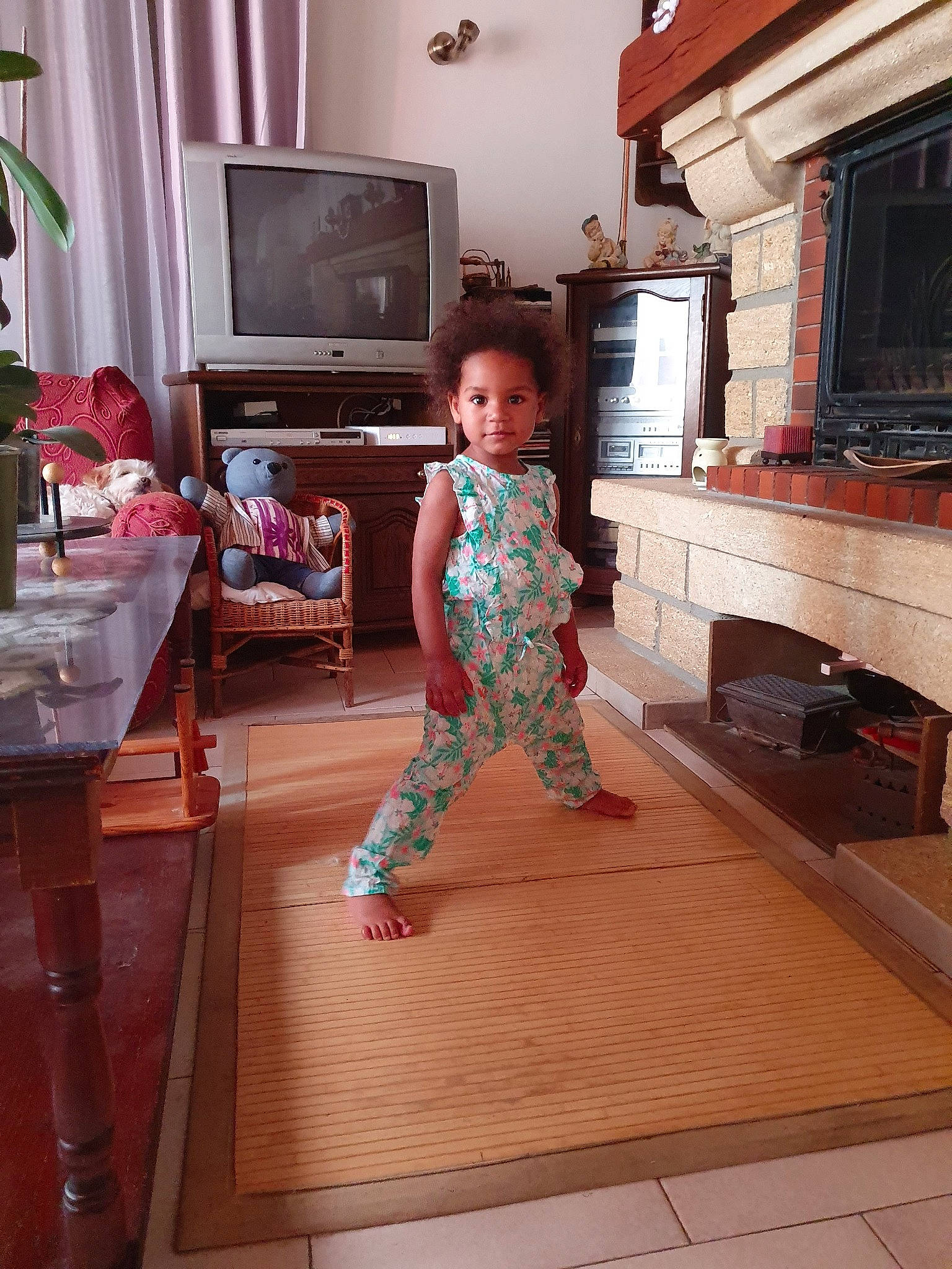 Leanna a rejoint le concours — aidez-le/la à gagner de superbes lots ! child, electronic_device, floor, flooring, hardwood, home, house, interior_design, laminate_flooring, leg, living_room, person, room, standing, technology, toddler, vacation, wood, wood_flooring