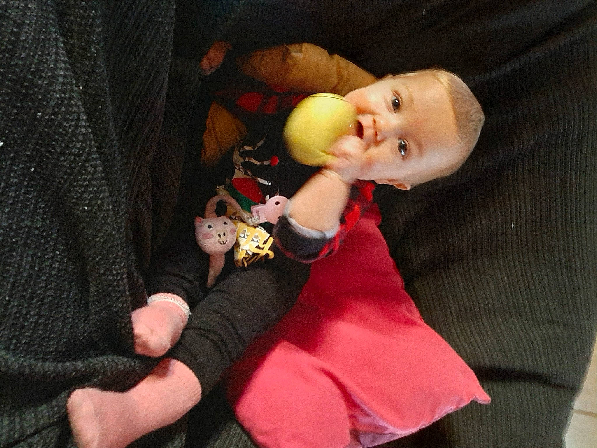 Chloe participe au concours pour gagner de l'argent avec cette photo : baby, baby_products, baby_toddler_clothing, baby_toys, bracelet, comfort, doll, finger, hand, human, nail, person, sweater, thread, toy, wool, woolen, wrist