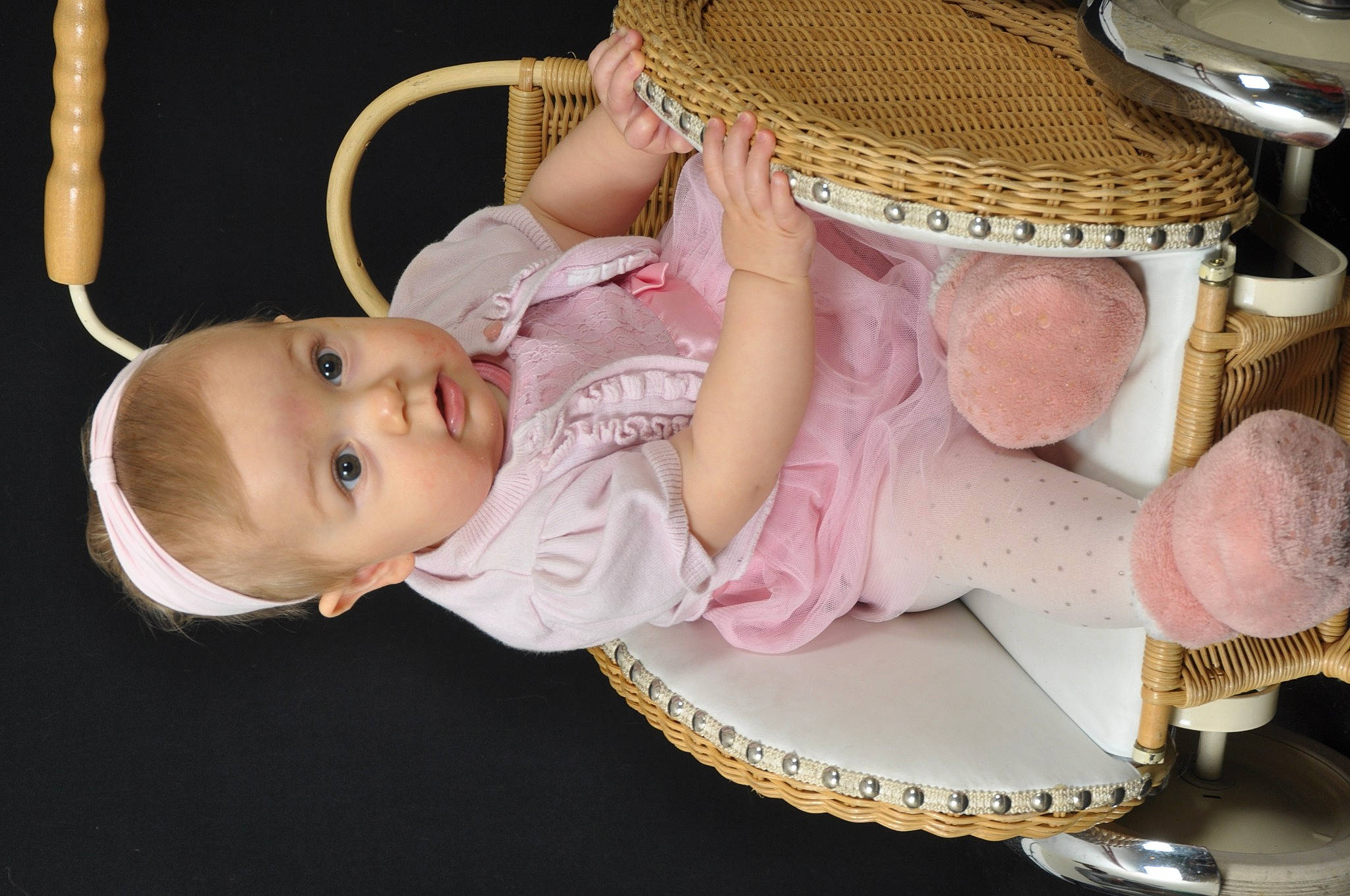 Chloe participe au concours pour gagner de l'argent avec cette photo : baby, baby_products, baby_toddler_clothing, basket, bonnet, cheek, child, comfort, home_accessories, peach, person, product, storage_basket, sun_hat, toddler, wicker