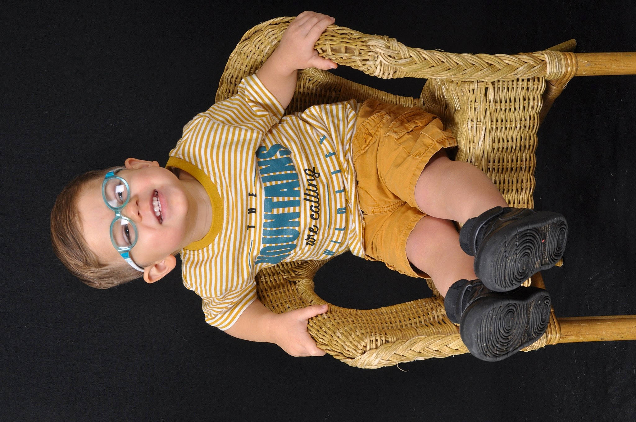 Marc a rejoint le concours — aidez-le/la à gagner de superbes lots ! boot, cuff, elbow, flash_photography, glove, humour, joint, joy, mouth, person, sock, sweater, wrist