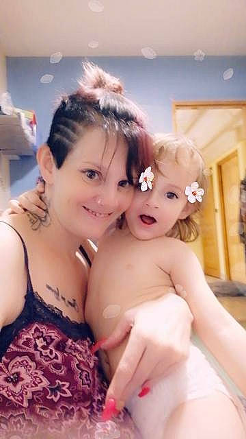 Nina a rejoint le concours — aidez-le/la à gagner de superbes lots ! abdomen, bridal_clothing, chest, dress, event, eyebrow, eyelash, face, finger, flash_photography, fun, gesture, happy, headpiece, iris, jewellery, joy, person, skin, smile