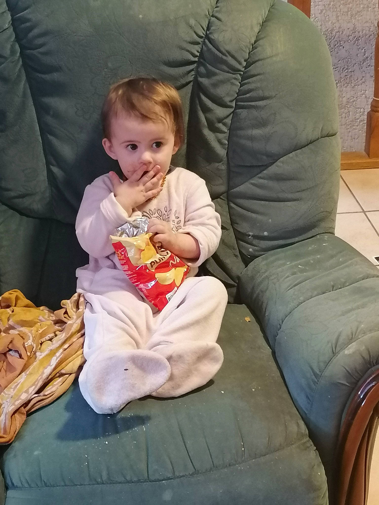 Serena a rejoint le concours — aidez-le/la à gagner de superbes lots ! arm, baby, baby_toddler_clothing, child, comfort, couch, fun, happy, human_body, human_leg, lap, leg, leisure, living_room, mouth, person, sharing, sitting, smile, thigh