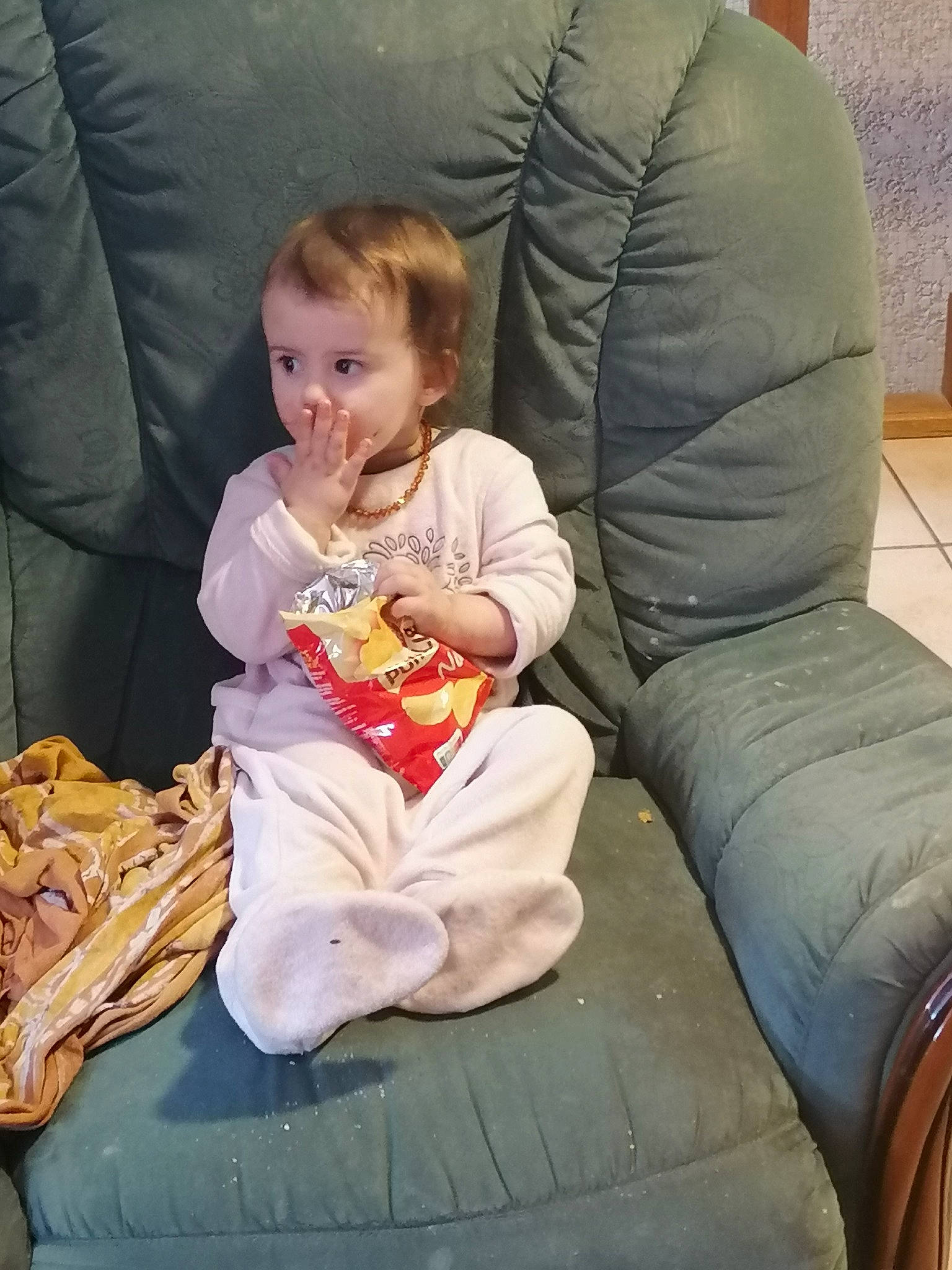 Serena participe au concours pour gagner de l'argent avec cette photo : baby, baby_toddler_clothing, chair, child, comfort, couch, event, fun, hairstyle, happy, human_leg, lap, leg, person, sharing, sitting, sofa_bed, thigh, throw_pillow, toddler