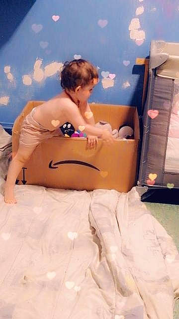 Serena participe au concours pour gagner de l'argent avec cette photo : abdomen, barechested, barefoot, brassiere, chest, comfort, elbow, fun, human_leg, knee, leisure, linens, lingerie, person, shipping_box, stomach, swimwear, thigh, trunk, undergarment