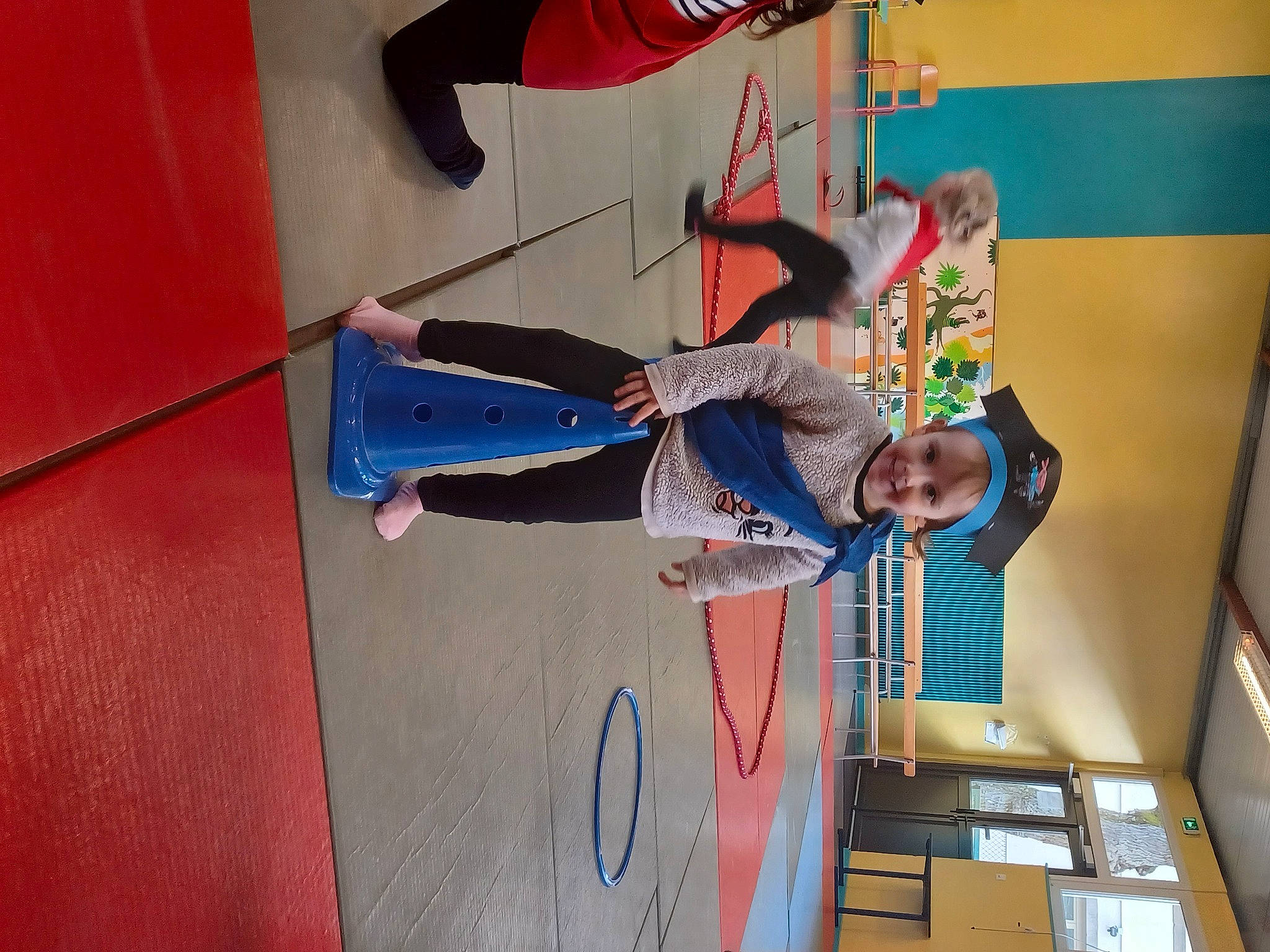 Nina a rejoint le concours — aidez-le/la à gagner de superbes lots ! art, ball, carmine, child, electric_blue, fun, joy, leisure, person, recreation, room, sportswear, tire, visual_arts, walking_shoe