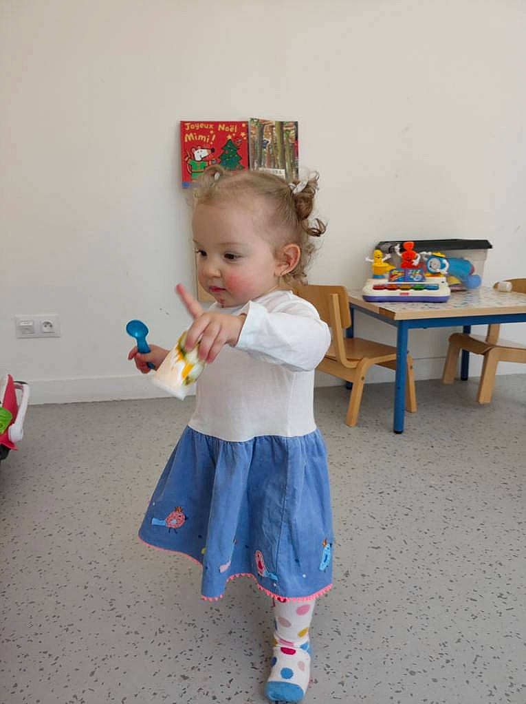 Inaya a rejoint le concours — aidez-le/la à gagner de superbes lots ! baby, baby_toddler_clothing, child, costume, desk, event, floor, flooring, fun, human_leg, party_supply, person, play, room, sandal, sitting, standing, table, toddler, toy