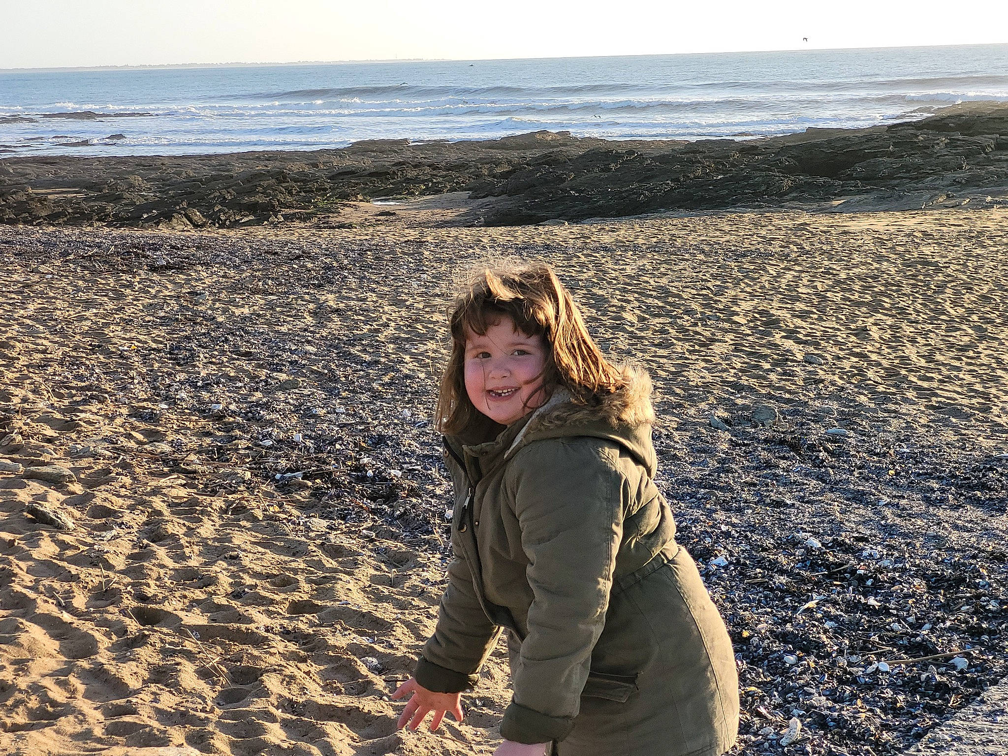Louna participe au concours pour gagner de l'argent avec cette photo : beach, beauty, coastal_and_oceanic_landforms, ecoregion, flash_photography, fun, grass, happy, horizon, jacket, joy, landscape, natural_environment, people_in_nature, person, shore, sky, smile, sunlight, travel